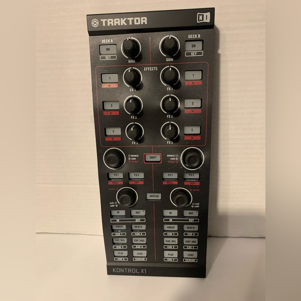 Native Instruments Traktor X1 DJ Controller with Case - Picture 4 of 7